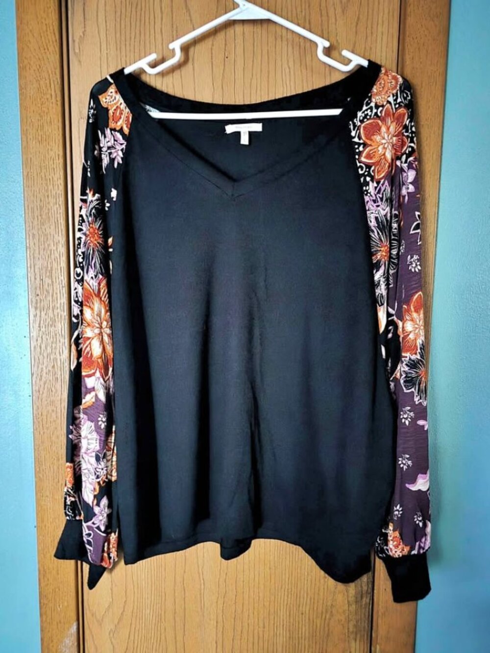 Size L Maurices Black V-Neck Colorful Long Sleeve Shirt Top